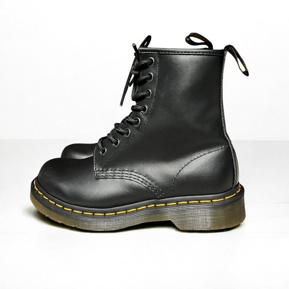 🌻NEW NWOT Dr. Martens 1460 Black Smooth Leather 8-Eye Boots Women's Size 6 - Picture 1 of 15
